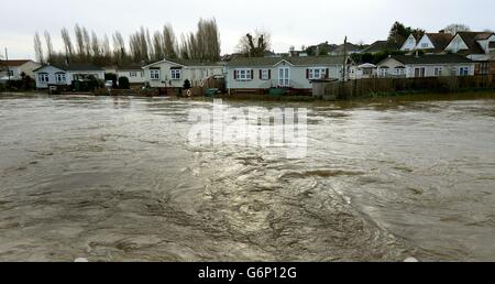 Der Fluss Stour in Spate im Iford Bridge Home Park in Bournemouth. Bewohner des Iford Bridge Home Park, der den Fluss Stour überblickt, mussten über Nacht evakuiert werden, da sie wegen des Windes und der hohen Gezeiten vor möglichen Überschwemmungen gewarnt wurden. Stockfoto