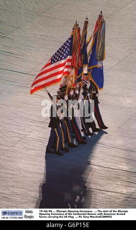 19-JUL-96 ... Olympische Eröffnungszeremonie ... Der Beginn der Olympischen Eröffnungszeremonie der Jahrhundertspiele mit amerikanischen Streitkräften, die die US-Flagge tragen Stockfoto