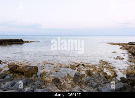 Foto von Meer in Protaras, Zypern-Insel mit Steinen bei Sonnenuntergang. Stockfoto