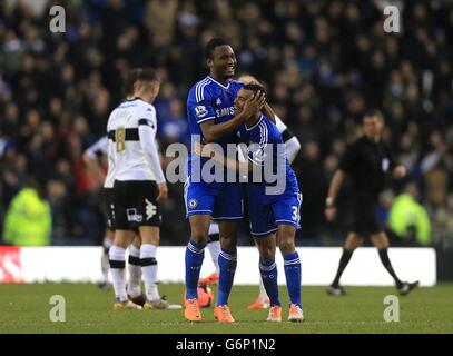 Chelsea's Jon Obi Mikel (links) feiert das erste Tor seiner Mannschaft im Spiel mit Teamkollege Ashley Cole (rechts) Stockfoto