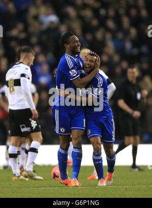 Fußball - FA Cup - Dritte Runde - Derby County / Chelsea - iPro Stadium. Chelsea's Jon Obi Mikel (links) feiert das erste Tor seiner Mannschaft im Spiel mit Teamkollege Ashley Cole (rechts) Stockfoto