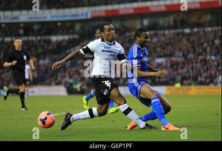 Andre Wisdom von Derby County (links) und Jon Obi Mikel von Chelsea (rechts) kämpfen um den Ball Stockfoto