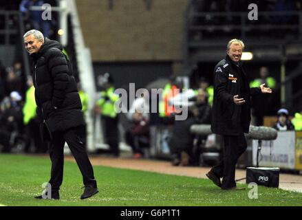 Fußball - FA Cup - Dritte Runde - Derby County / Chelsea - iPro Stadium. Chelsea-Manager Jose Mourino (links) und Derby County-Manager Steve McClaren teilen einen Witz über die Touchline Stockfoto