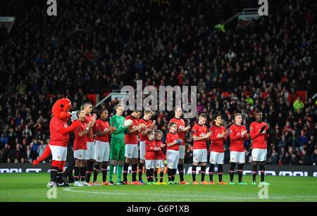 Die Spieler von Manchester United applaudieren während des Protokolls für die im Alter von 71 Jahren verstorbene portugiesische Legende Eusebio Stockfoto