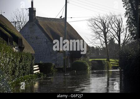 Immobilien in der Nähe des Dorfes Muchelney, Somerset sind überflutet. Stockfoto