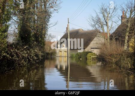 Immobilien in der Nähe des Dorfes Muchelney, Somerset sind überflutet. Stockfoto