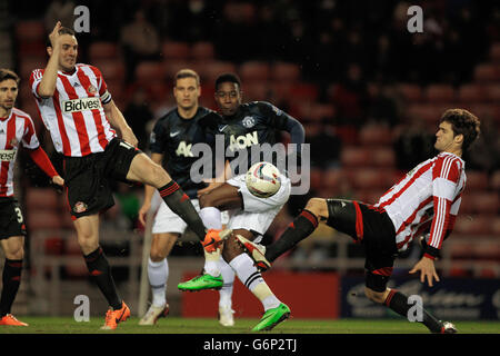 Sunderlands John O'Shea, links und Marcos Alonso, rechts fordern Danny Welbeck von Manchester United während des Capital One Cup - Halbfinale - Erstes Bein - Sunderland gegen Manchester United - Stadium of Light Stockfoto