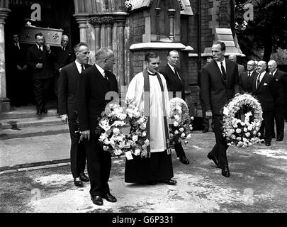 Die kränztragenden Pfallenträger gehen dem Sarg aus der St.Giles's Church, Camberwell, London, bei der Beerdigung des ehemaligen Boxweltmeisters Freddie Mills voraus. Von links nach rechts sind die Träger - Bruce Forsyth: Jack Solomons: Teddy Waltham, Sekretär des britischen Boxing Board of Control und Henry Cooper, britischer Schwergewichtsmeister. Stockfoto