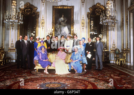 Prinz William wurde im Buckingham Palace getauft. Der Sohn von Prinz Charles und Diana, Prinzessin von Wales, wurde am 21 1982. Juni geboren und ist der zweite in Folge nach dem Thron. Seine Paten sind Sir Laurens Van der Post, Prinzessin Alexandra, die Herzogin von Westminster, Ex-König Konstantin von Griechenland, Lady Susan Hussey und Lord Romsey. Stockfoto