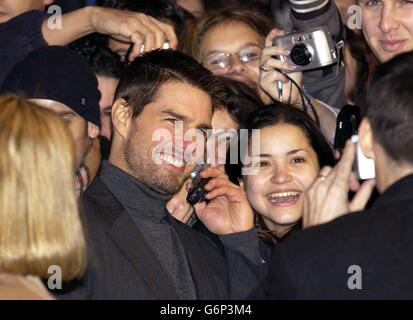 Schauspieler Tom Cruise kommt zur britischen Premiere seines neuesten Films The Last Samurai, der im Zentrum von London auf dem Odeon Leicester Square gezeigt wird. Stockfoto