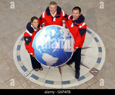 Der Golfer Colin Montgomerie (Mitte) verfügt über eine rekordbrechende Weltumseglerin Emma Richards und Amerikas Cup-Star Mike Richards, da er als Mitglied der Crew angekündigt wird, an einer Etappe des Volvo Ocean Race 2005-06 im Chelsea Harbour, London, teilzunehmen. Die ehemalige europäische Nummer eins, 40, wurde als Mitglied der Rekordmannschaft der Weltumswartin Emma Richards für das 30,000 Seemeilen Volvo Ocean Race bekannt gegeben und wird auch bei der Spendenbeschaffung helfen. Stockfoto