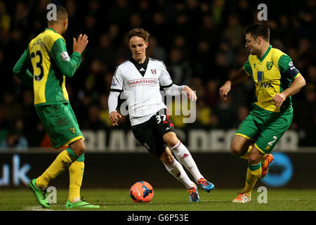 Fulhams Lasse Vigen Christensen (Mitte) kämpft mit Martin Olsson (links) und Russell Martin (rechts) von Norwich City um den Ball Stockfoto