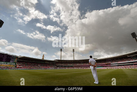 Allgemeine Ansicht als Englands Kevin Pietersen am dritten Tag des fünften Tests auf dem Sydney Cricket Ground, Australien, an der Grenze fields. Stockfoto