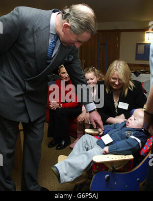 Der Prinz von Wales trifft Jack Parkinson, 2, mit Mutter Ann-marie am Freitag, den 9. Januar 2004, im St. Oswalds Hospiz in Gosforth, Newcastle, während eines Besuchs im Nordosten. Stockfoto