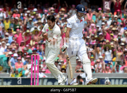 Der Australier Mitchell Johnson (links) feiert das Wicket des englischen Alastair Cook (rechts) am dritten Tag des fünften Tests am Sydney Cricket Ground, Australien. Stockfoto