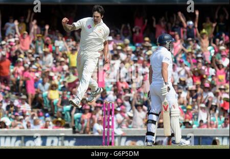 Der Australier Mitchell Johnson (links) feiert das Wicket von Englands Gary Ballance (rechts) am dritten Tag des fünften Tests auf dem Sydney Cricket Ground, Australien. Stockfoto