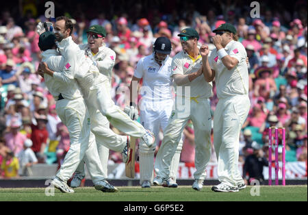 Der Australier Nathan Lyon (zweite links) feiert das Wicket von Johnny Bairstow (Mitte) während des dritten Tages des fünften Tests auf dem Sydney Cricket Ground, Australien. Stockfoto