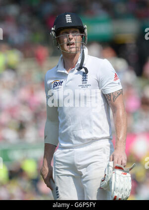 Der Engländer Ben Stokes verlässt das Feld, nachdem er am dritten Tag des fünften Tests auf dem Sydney Cricket Ground, Australien, sein Wicket verloren hat. Stockfoto