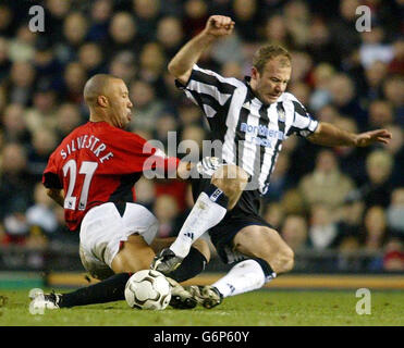 Mikael Silvestre von Manchester United fordert Alan Shearer von Newcastle United (R) während ihres Barclaycard Premiership-Spiels in Old Trafford auf, den Ball zu erspielen. Endergebnis 0-0. Stockfoto