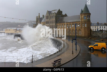 Die Wellen schlagen gegen die Aberystwyth-Küste, während starke Winde und hohe Gezeiten weiterhin aus dem Westen hereinblasen. Stockfoto