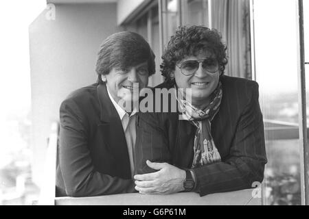 Die Everly Brothers, Phil (l.) und Don, in London, bevor sie am 11. November in Brighton ihre ausverkaufte Tour durch Großbritannien begannen. Stockfoto