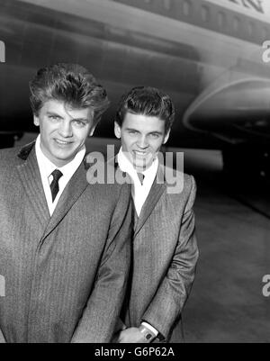 Musik - Everly Brothers - Flughafen London. Die Everly Brothers - Phil (l), 21, und Don, 23 - am Flughafen London für ihre erste Tour in Großbritannien. Stockfoto