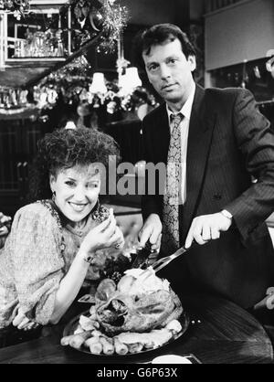 Leslie Grantham als Den Watts und Anita Dobson als Angie werben für die Weihnachtspisoden von EastEnders. Stockfoto