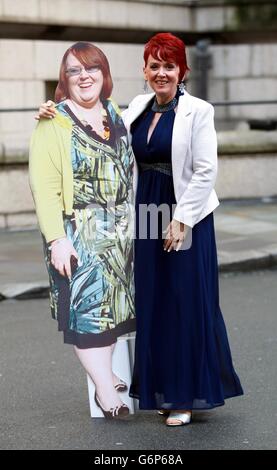 Nicky Pengelly, 46, eine Krankenschwester aus Suffolk, wurde beim Rosemary Conley National Slimmer of the Year Award im London Marriott, County Hall Hotel in London mit dem Titel Health Professional of the Year ausgezeichnet, als sie 111. 6lb verlor. Stockfoto