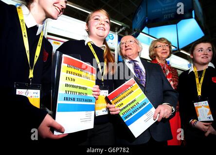 Michael D Higgins (Mitte), Präsident von Irland, und seine Frau Sabina mit Studenten der Beara Community School, Co. Cork, die bei der offiziellen Eröffnung der BT Young Scientist & Technology Exhibition im RDS in Dublin eine Untersuchung über homophobe Einstellungen irischer Teenager durchführten. Stockfoto