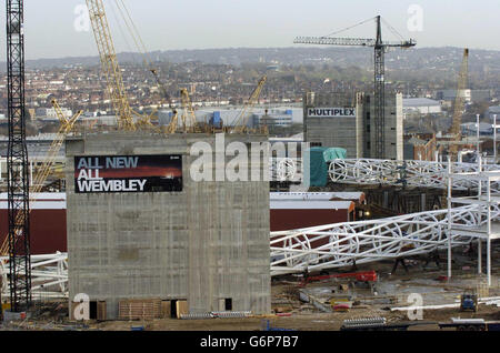 Die Szene auf der Baustelle des neuen Wembley Stadions in London, wo ein Mann getötet und ein anderer verletzt wurde, nachdem Gerüste zusammengebrochen waren. Der erste Mann wurde von einem Arzt an der Stelle im Nordwesten Londons für tot erklärt und der zweite wurde mit einem Krankenwagen mit Beinverletzungen ins Central Middlesex Hospital gebracht. Stockfoto