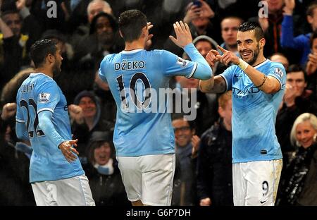 Alvaro Negredo (rechts) von Manchester City feiert mit Teamkollegen Edin Dzeko (Mitte) und Gael Clichy nach dem zweiten Tor seiner Seite Des Spiels Stockfoto