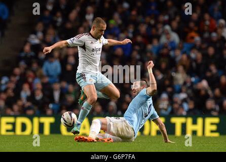 Fußball - Capital One Cup - Halbfinale - erste Etappe - Manchester City gegen West Ham United - Etihad Stadium. Alvaro Negredo (rechts) von Manchester City und Joe Cole von West Ham United kämpfen um den Ball Stockfoto