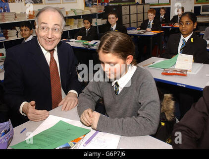 Tory-Führer Michael Howard sitzt in einem Geografie-Unterricht mit Schüler Ruth Norton, während seines Besuchs in Graveney School in Tooting, Süd-London. Stockfoto