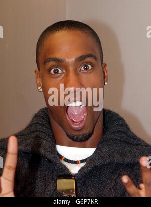 Sänger Simon Webbe von der Boyband Blue während seines Auftritts bei MTV's TRL UK, in den MTV Studios in Camden, Nord London. Stockfoto