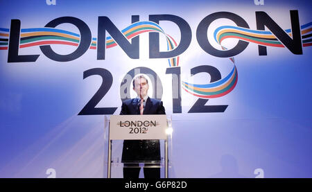 Premierminister Tony Blair beim Start der Bewerbung Londons für die Olympischen Spiele 2012 im Royal Opera House in London. Blair forderte die Sportchefs der Welt heute auf, London die Ausrichtung der Olympischen Spiele 2012 zu gestatten und versprach: „Wir werden Sie nicht im Stich lassen.“ Blair sprach von dem Stolz, der Leidenschaft, der technischen Exzellenz und der Professionalität, die London mit sich bringen würde. Stockfoto