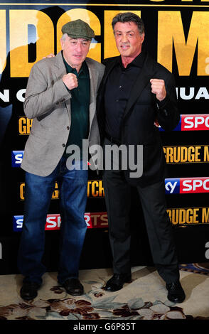 Robert De Niro und Sylvester Stallone bei einer Fotoaufnahme für einen neuen Film Grodge Match im Dorchester Hotel, London. Stockfoto