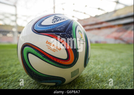 Detail des offiziellen FIFA-Spielballs, der brazuca, in der Arena Amazonia, Manaus, Brasilien. Stockfoto