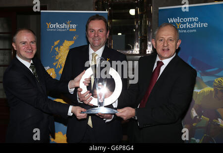 (Von links nach rechts) Tom Riordan, Geschäftsführer des Stadtrats von Leeds, Gary Verity, Geschäftsführer von Welcome to Yorkshire und Keith Wakefield, Anführer des Stadtrats von Leeds mit der offiziellen Trophäe für die Tour de France Grand Abfahrt, da sie vor dem Rennen im Juli in der Leeds Civic Hall öffentlich ausgestellt wird. Stockfoto