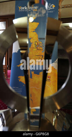 Die offizielle Trophäe für die Tour de France Grand Abfahrt, wie es auf der öffentlichen Ausstellung vor dem Rennen im Juli in der Leeds Civic Hall geht. Stockfoto