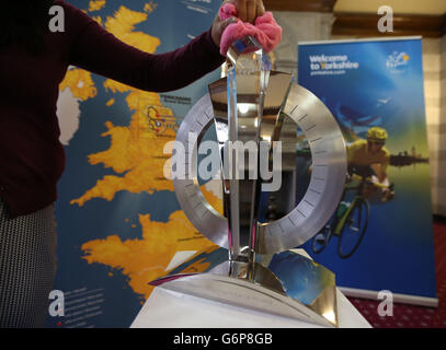 Die offizielle Trophäe für die Tour de France Grand Abfahrt, wie es auf der öffentlichen Ausstellung vor dem Rennen im Juli in der Leeds Civic Hall geht. Stockfoto