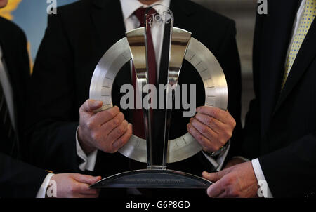 Die offizielle Trophäe für die Tour de France Grand Abfahrt, wie es auf der öffentlichen Ausstellung vor dem Rennen im Juli in der Leeds Civic Hall geht. Stockfoto