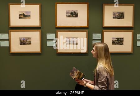 Constable-Ausstellung im Petworth House. Zoe Potter sieht sich Aquarelle des Künstlers John Constable an, die im Petworth House in West Sussex ausgestellt sind. Stockfoto