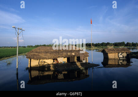 Bihar in Indien, Überflutung am Bagmati River ein Zweig der Ganges wegen starker Monsunregen und schmelzen die Gletscher im Himalaya, überschwemmten Haus Stockfoto