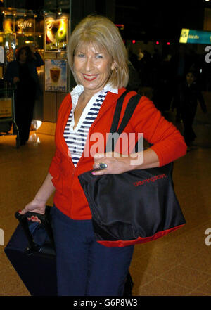 Jennie Bond kommt am Flughafen Heathrow Stockfoto