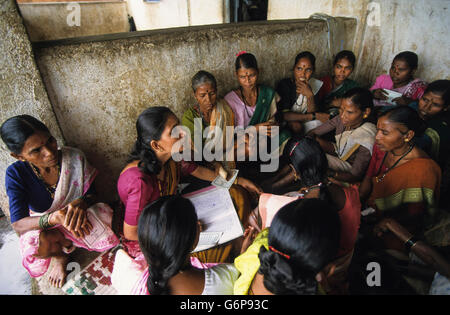 Indien, ländliche Frau sparen Bank für Dalit Frauen wie die Grameen Modell im Dorf, Frauen, sparen Geld und können Mikrokredite finanzieren mit niedrigen Zinssatz erhalten, Empowerment Stockfoto