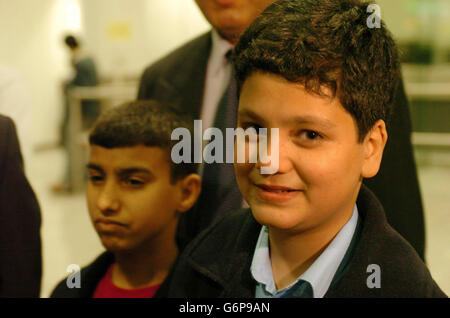 Ali Abbas (rechts), der 12-jährige irakische Junge, der die Herzen der Nation erobert hat, nachdem er in einem Koalitionsluftangriff verstümmelt wurde, auf dem Londoner Flughafen Heathrow. Ali, der zur Behandlung nach Großbritannien geflogen wurde, nachdem er während des Irakkrieges beide Waffen verloren hatte, kehrte von seiner ersten Reise zurück in den Irak. Er wurde von dem 15-jährigen Ahmed Hamzeh (links) begleitet, der im Krieg einen Arm und ein Bein verlor. Stockfoto