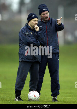 Telford United Manager Mick Jones (R) mit seinem Trainer David Preece beim Training, vor der Nationwide Conference Side FA Cup vierten Runde mit Millwall in Bucks Head Ground, Telford am Samstag. KEINE INOFFIZIELLE CLUB-WEBSITE. Stockfoto