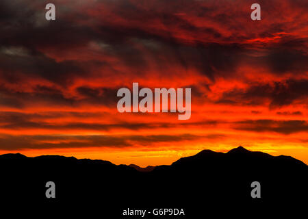 Südlichen Arizona Himmelsinseln unten ein buntes Sonnenuntergang Silhouette, von Canelo Hills gesehen. Coronado National Forest, Arizona Stockfoto