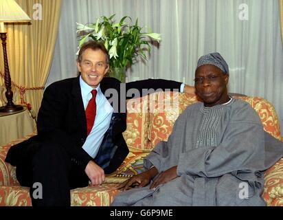 Der britische Premierminister Tony Blair (links) trifft sich mit Nigerias Präsident Olusegun Obasanjo im Hause des Premierministers in Trimdon in seinem Wahlkreis Sedgefield, dem Land Durham. Stockfoto