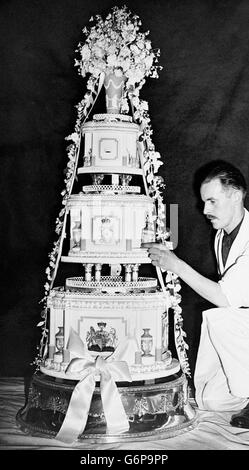 Eine wunderschöne Wedgwood blau-weiße Hochzeitstorte wurde in Cadby Hall als Geschenk von Lyons an Prinzessin Elizabeth und Lieut Philip Mountbatten, R.N., fertiggestellt Die dreistöckige Torte, die auf einem silbernen Ständer und Terrassen montiert ist, hat blau-weiße Jaspisvasen in Wedgwood, die in Nischen hinter silbernen Säulen an den vier Ecken der ersten und zweiten Ebene aufgestellt sind. Satinplatten auf der Vorderseite jeder Ebene stellen das Wappen der Prinzessin, die Initialen „EP“ unter der Krone und eine Seestreitkrone dar. Die Torte ist das Werk von Herrn FE Jacobs, Chefdekorator der Cadby Hall Ornamental Dept. Stockfoto